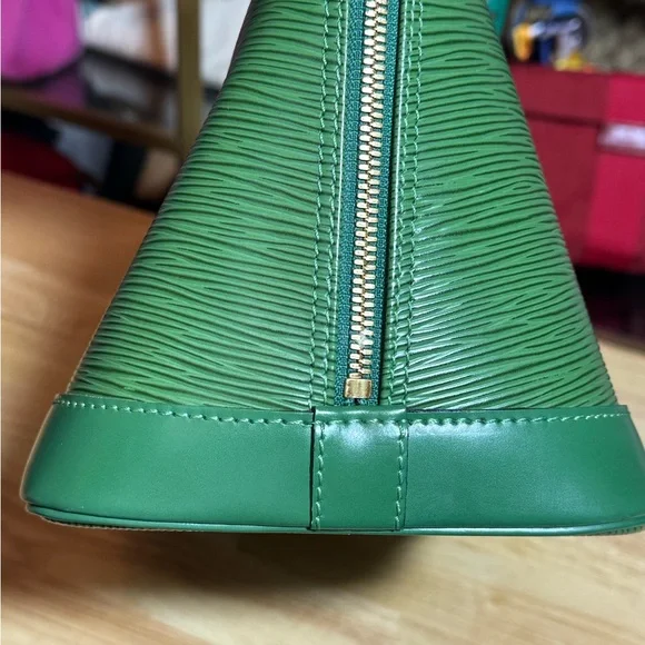Green Louis Vuitton Alma Handbag - Picture 8 of 14